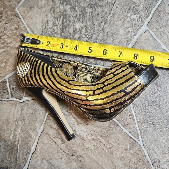 New in Box Iron Fist Ladies Hands Off Peeptoe  Platform Gold Heels Sz 5 - Picture 8 of 13